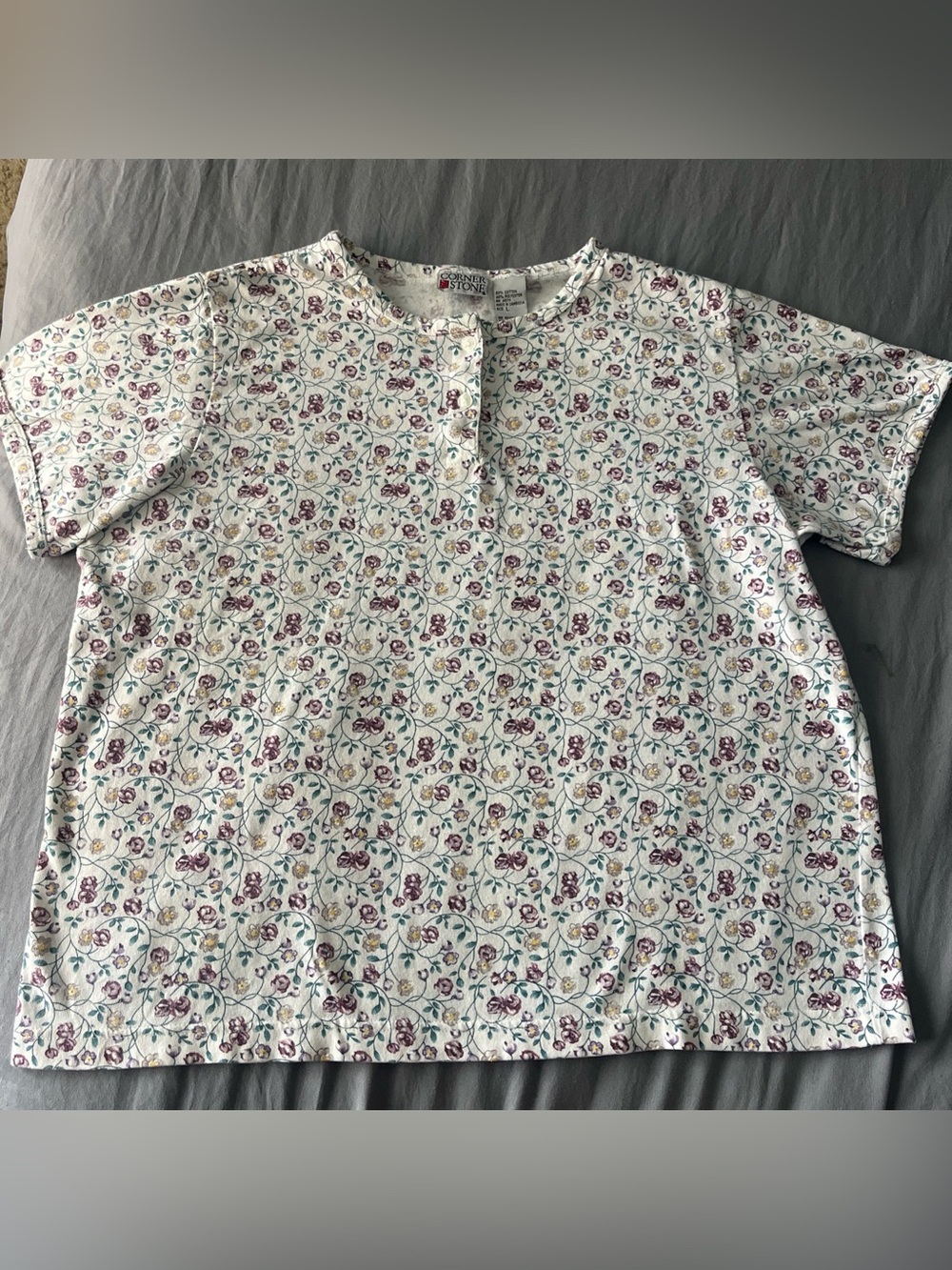 Vintage Women’s White Floral Short Sleeve Tee